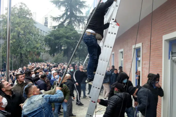 اقتحام مقر الحزب الديمقراطي في ألبانيا