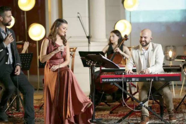 يركز لوكاس صقر على موسيقى التراث من بلدان عديدة