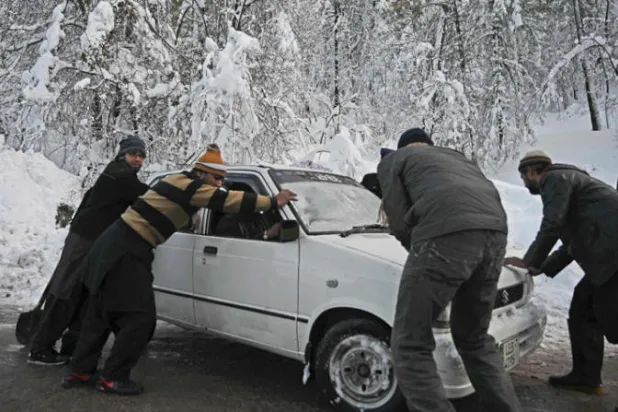 الجيش الباكستاني يطلق عملية إنقاذ مدينة منكوبة جراء الثلوج