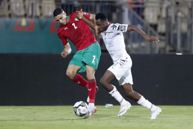 المغربي أشرف حكيمي خلال مواجهة بلاده مع منتخب غانا (رويترز)