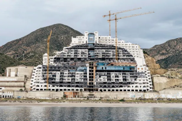 هيكل فندق ألغاروبيكو بالقرب من ألميريا في إسبانيا (نيويورك تايمز)