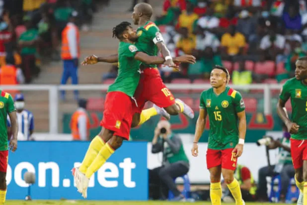 لاعبو الكاميرون وضمان الفوز في المباراة الافتتاحية بعد الهدف الثاني في شباك بوركينا فاسو (رويترز)