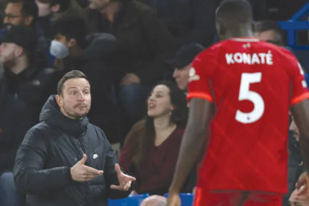 بيب ليندرز مساعد مدرب ليفربول حل محل كلوب في المباراة أمام تشيلسي (أ.ف.ب)