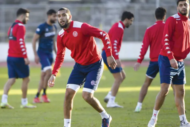 لاعبو منتخب تونس خلال التدريب استعداداً لموقعة مالي الصعبة (أ.ف.ب)