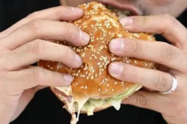 كيف تتحكم برغبتك الشديدة في تناول الأطعمة غير الصحية؟