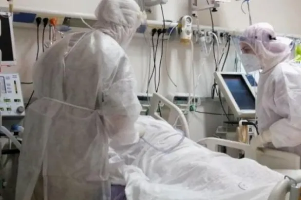 Tunus’ta yeniden gece sokağa çıkma yasağı getirilirken, iki hafta boyunca toplantılar yasaklandı