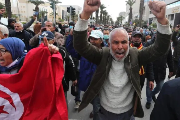 Tunus’ta gösterilerin yasaklanması kararına rağmen göstericiler sokaklara döküldü