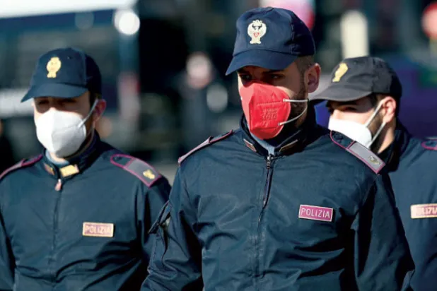 الشرطة الإيطالية تعترض على ارتداء كمامات وردية اللون