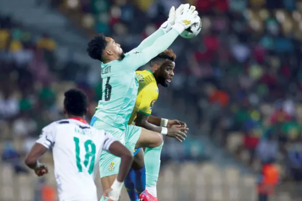 جو وولاكوت حارس منتخب غانا يدافع عن عرينه أمام الغابون في الجولة الثانية من «الأمم الأفريقية» (أ.ف.ب)