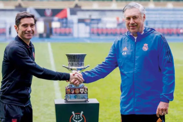 مارسيلينو وأنشيلوتي يتصافحان وتبدو من خلفهما الكأس الإسبانية قبل مواجهة الليلة (الشرق الأوسط)