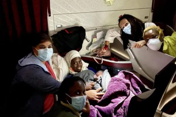 «عائشة المعجزة»... ولادة طفلة على ارتفاع 35 ألف قدم فوق النيل