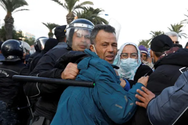 أحزاب تونسية تقاضي وزير الداخلية لـ«تعنيف المتظاهرين»