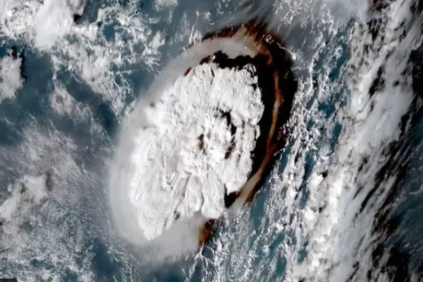 شاهد... أمواج تسونامي تضرب المنازل بعد ثوران بركان تحت الماء في تونغا