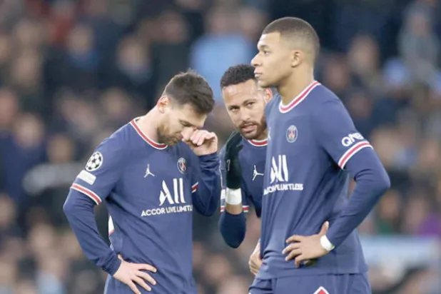 كيف أصبح الفريق المدجج بالنجوم يعاني من مشاكل؟ (رويترز)