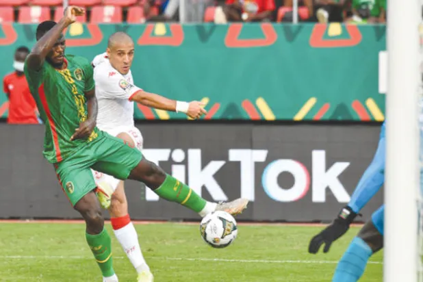 الخزري نجم تونس (بالأبيض في الوسط) يسدد مسجلاً هدفه الثاني من رباعية منتخب بلاده في مرمى موريتانيا (أ.ف.ب)