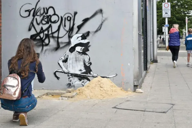 بيع «جدارية بانكسي» بمليونَي إسترليني بعد نزعها من الحائط