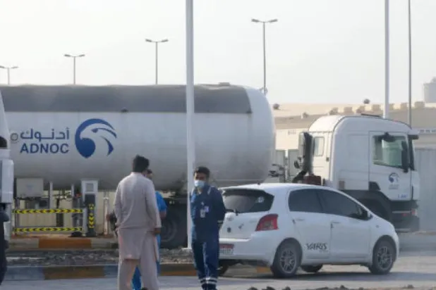 Abu Dabi’de akaryakıt tankerinde meydana gelen patlamada 3 kişi öldü, 6 kişi yaralandı