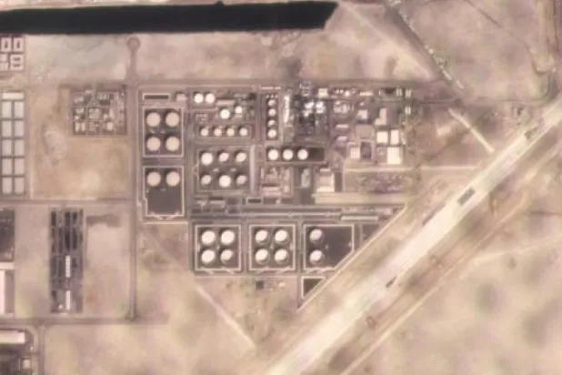 Abu Dabi’deki ADNOC’un depolama tesisleri yakınındaki Musaffah Sanayi Bölgesi’ne verilen hasarı gösteren uydu görüntüsü  (AP)