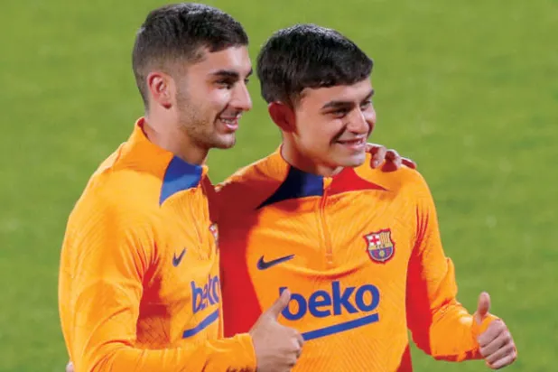 توريس وبيدري في تدريبات برشلونة (رويترز)