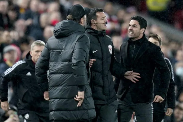 شجار بين أرتيتا وكلوب في ذهاب كأس الرابطة (إ.ب.أ)