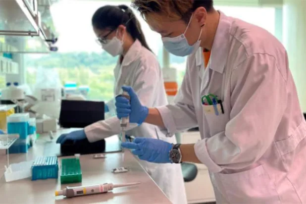 Laboratuvarlar, Kovid-19 varyantlarına karşı aşı geliştirmek için yarışıyor