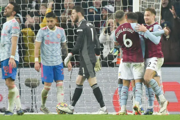 أفراح في أستون فيلا وأحزان في مانشستر يونايتد (أ.ب)