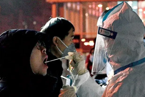 Pekin’de Kovid-19 testlerine ara verilmeden devam ediliyor. (AFP)