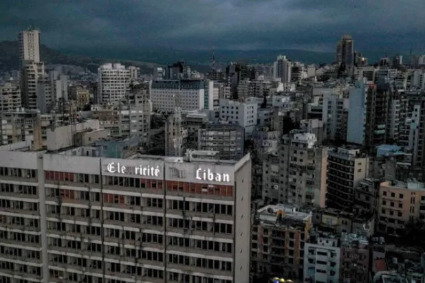 الظلام يخيّم على بيروت (أ.ف.ب)