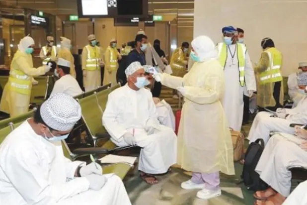 سلطنة عُمان تخفض عدد الموظفين في مقار العمل إلى 50 %