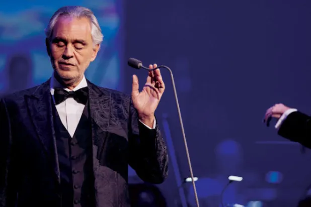 أندريا بوتشيللي يصدح بالعلا ويعانق جبالها