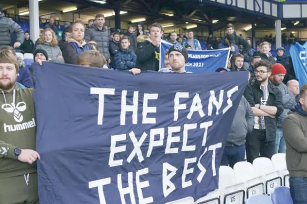 جماهير إيفرتون تحتج على إدارة النادي بعد الهزيمة أمام أستون فيلا (أ.ب)