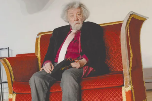 فيليب... المهرج الجاد