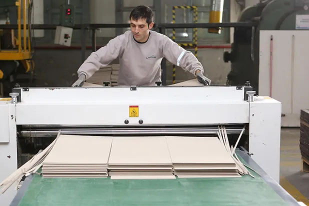 Enerji kısıtlamaları yüzünden şirketler üretime ara vermeye başladı