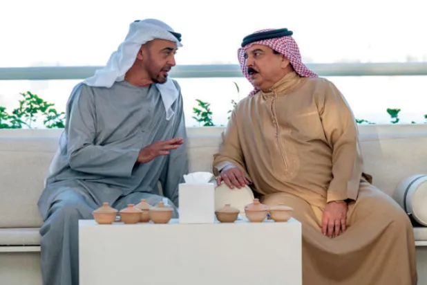 ملك البحرين يزور الإمارات ويؤكد إدانته للاعتداءات الحوثية
