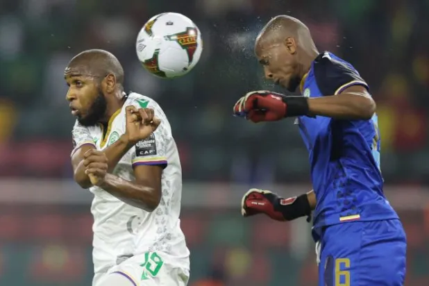 شاكر الهدهور (يمين) نال إشادة واسعة بعد مشاركته كحارس مرمى لجزر القمر بسبب غياب الحراس الثلاثة (أ.ف.ب)