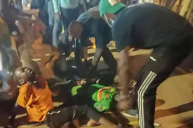 عشرات القتلى والجرحى في تدافع أمام ملعب لكرة القدم بالكاميرون