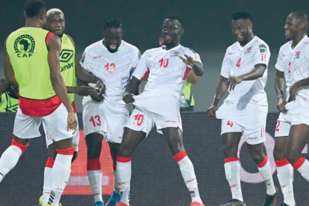 المهاجم موسى بارو (وسط) وهدف تأهل غامبيا إلى دور الثمانية (أ.ف.ب)