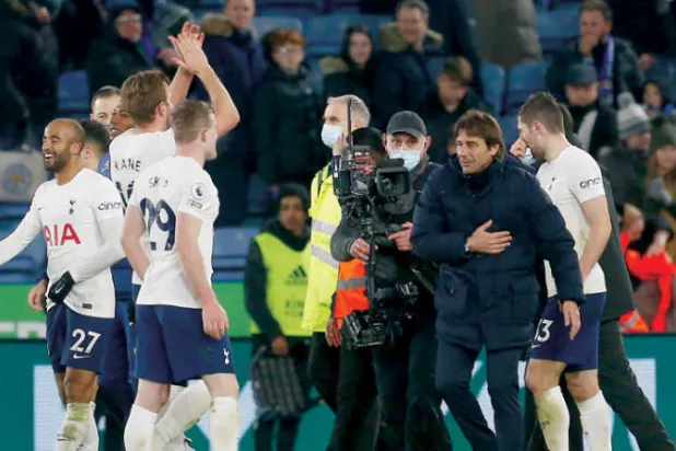 توتنهام بقيادة كونتي حقق فوزاً مذهلاً على ليستر سيتي في الوقت المحتسب بدل الضائع (رويترز)