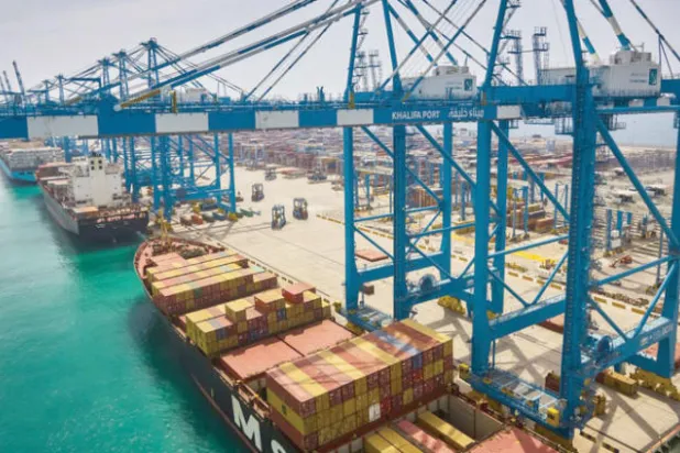 تجارة أبوظبي غير النفطية تسجل تداولات بنحو 51.7 مليار دولار