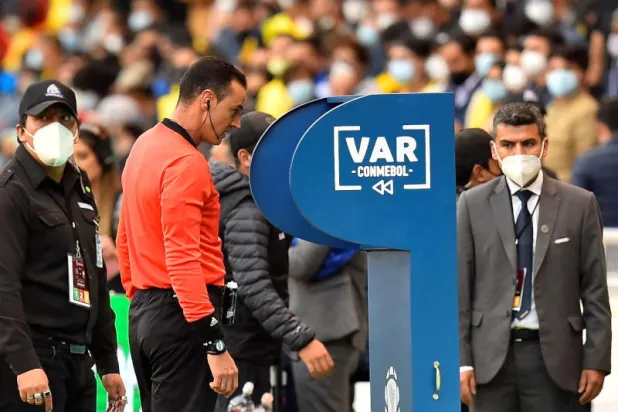 أليسون يمدح تقنية حكم الفيديو بعد إلغاء طرده مرتين