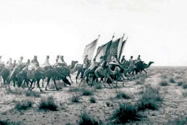 1911’de, Suudi bayrağını taşıyan Kral Abdulaziz’in ordusu. (Şark’ul Avsat)  