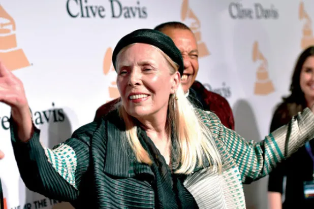 جوني ميتشيل تقرر الانسحاب من منصة «سبوتيفاي» بسبب «أكاذيب»