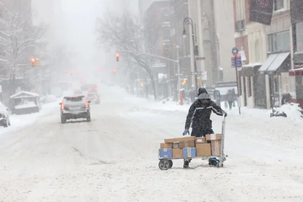 عاصفة شتوية قياسية تجتاح شمال شرقي أميركا وإعلان الطوارئ (فيديو)