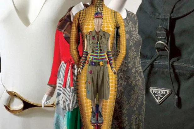 من القطع في معرض جديد مقام في متحف معهد الموضة للتكنولوجيا في نيويورك تحت اسم «إعادة الاختراع والتململ: الموضة في التسعينات»