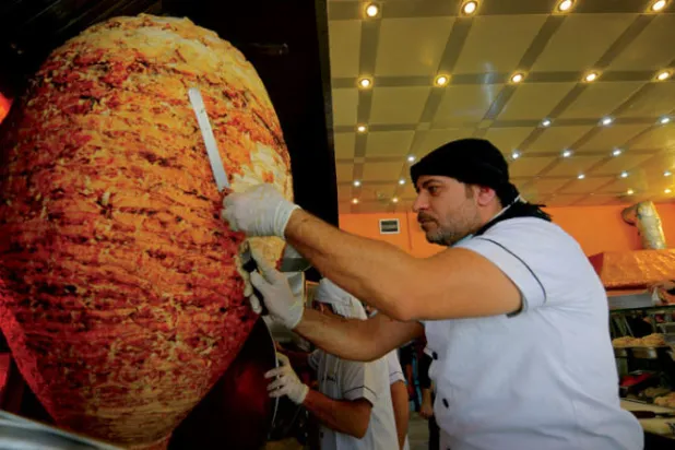 طهاة في بنغازي يحضّرون شاورما تزن 600 كيلوغرام