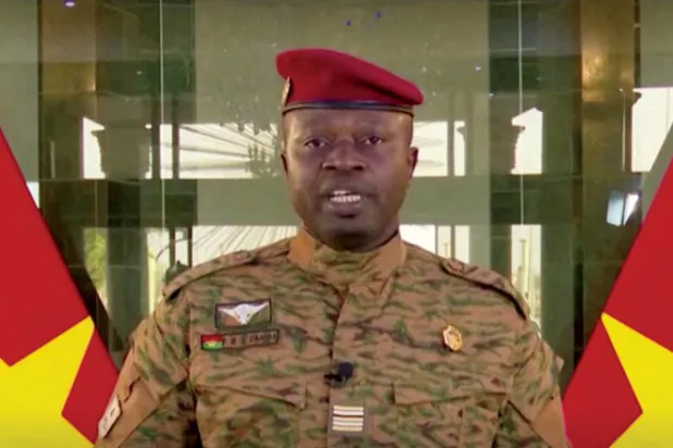 القادة العسكريون في بوركينا فاسو يعيدون العمل بالدستور