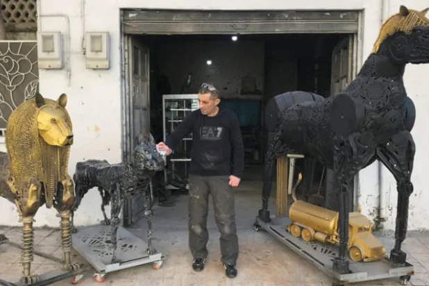 جزائري يصنع تماثيل من خردة السيارات