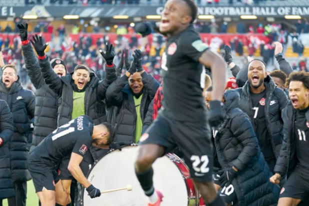 لاعبو كندا يحتفلون بانتصارهم على الولايات المتحدة الذي قربهم من نهائيات مونديال 2022 (أ.ف.ب)