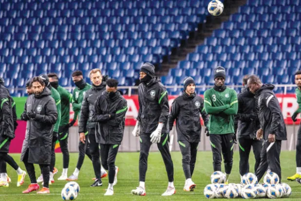 جانب من تدريبات «الأخضر» لموقعة «الساموراي» (أ.ف.ب)