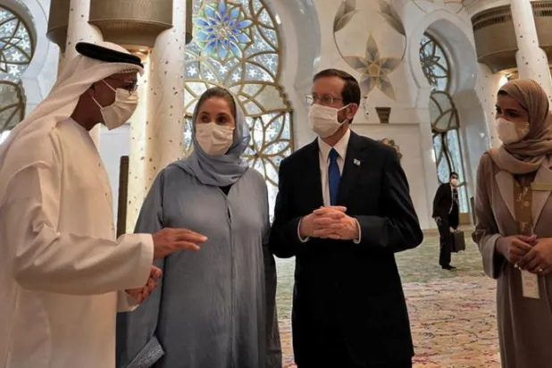 الرئيس الإسرائيلي رفض قطع زيارته لأبوظبي بعد القصف الحوثي